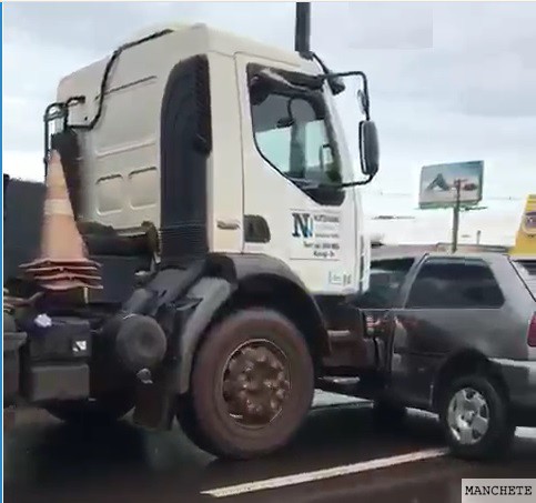 Foto de Carreta arrasta carro na rodovia