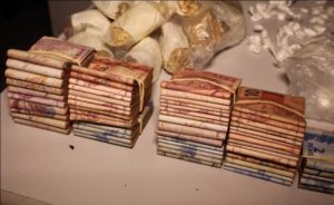 dinheiro droga Após perseguição rapaz é morto pela Polícia