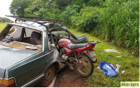 Foto de Moto só para dentro de carro em acidente na rodovia