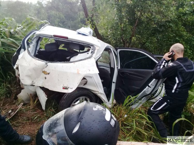 Foto de Carro bate em mureta de ponte e jovem morre na PR492