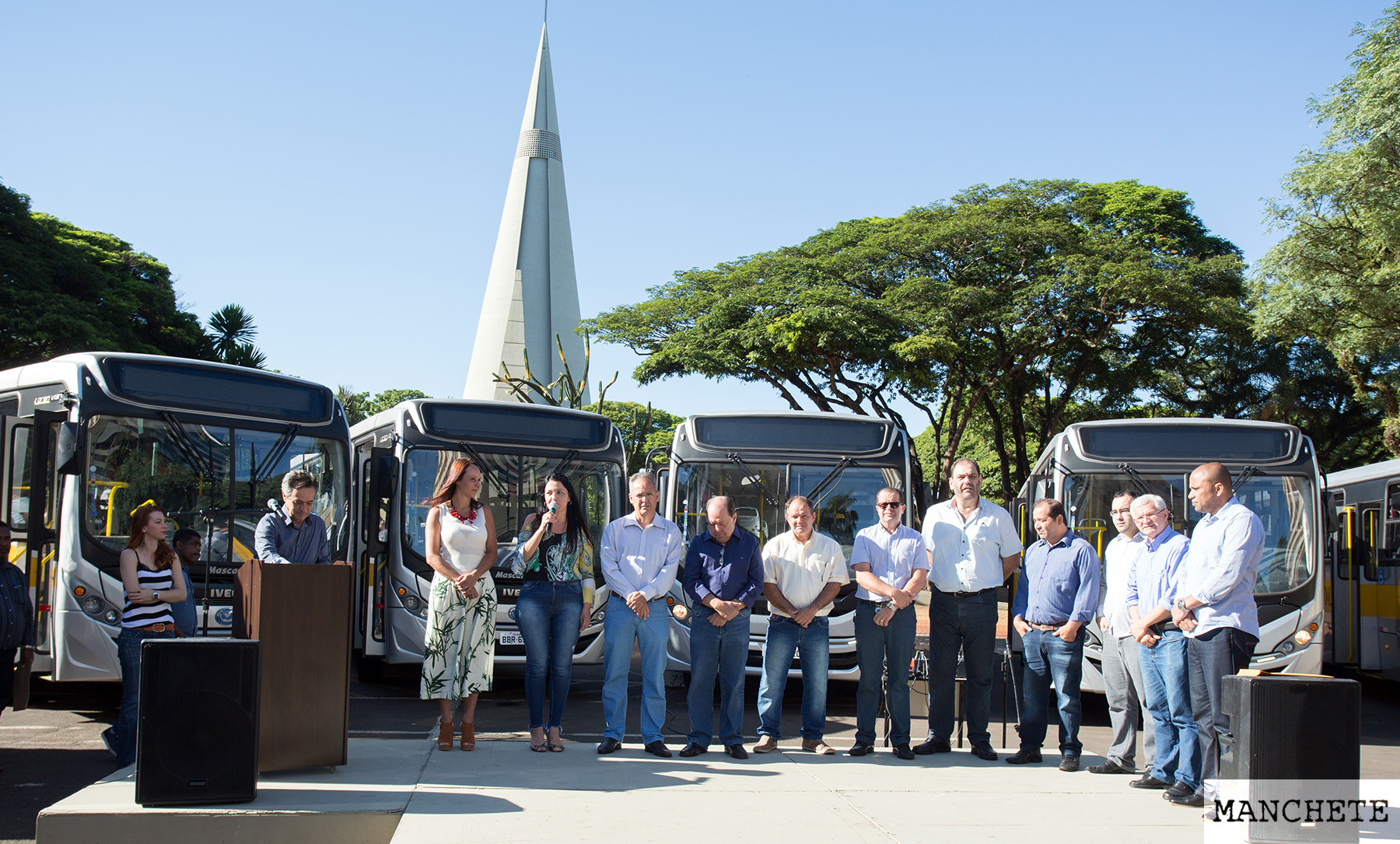 Foto de Dez novos ônibus reforçam a frota escolar de Maringá