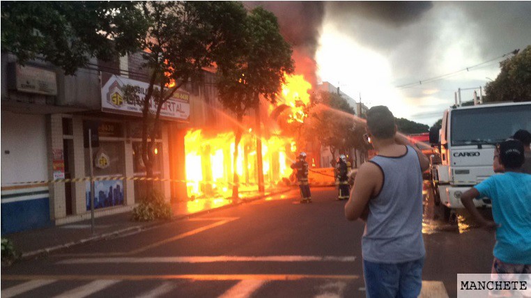 Foto de Incêndio destrói loja Valdar