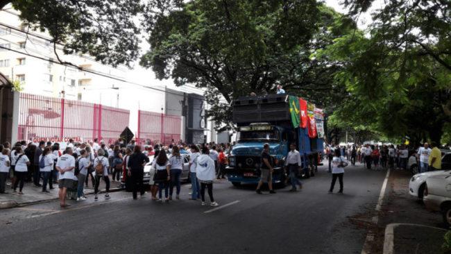 ricardo barros Manifestantes protestam no escritório político do Ministro Ricardo Barros