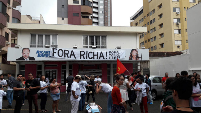 ricardo barros escritorio Manifestantes protestam no escritório político do Ministro Ricardo Barros