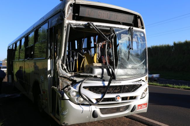 WhatsApp Image 2018 04 05 at 13.00.59 Acidente grave entre ônibus e caminhão na BR 376