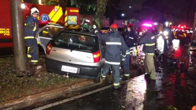 WhatsApp Image 2018 06 02 at 21.13.38 Motorista fica em estado grave depois de bater carro contra árvore