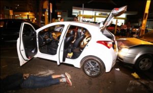 preso policia civil carro Ladrões usando carro roubado batem em duas viaturas da Polícia