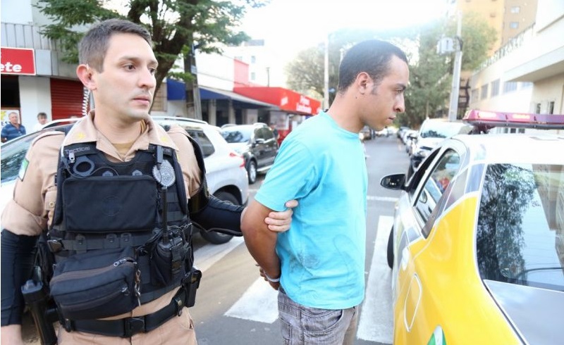 Foto de ROCAM prende rapaz com arma, munições e droga em Maringá