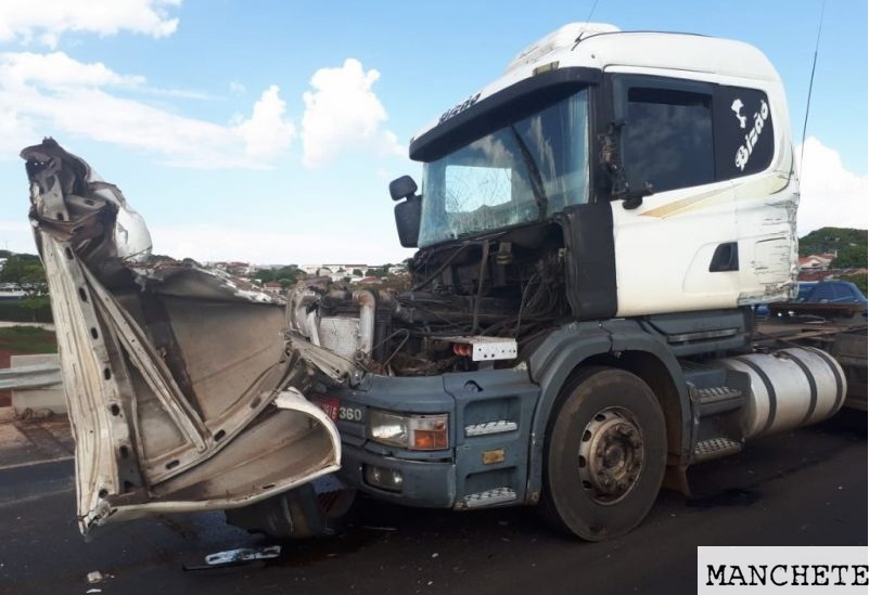 Foto de Acidente com carreta e caminhão em Mandaguaçu causa destruição