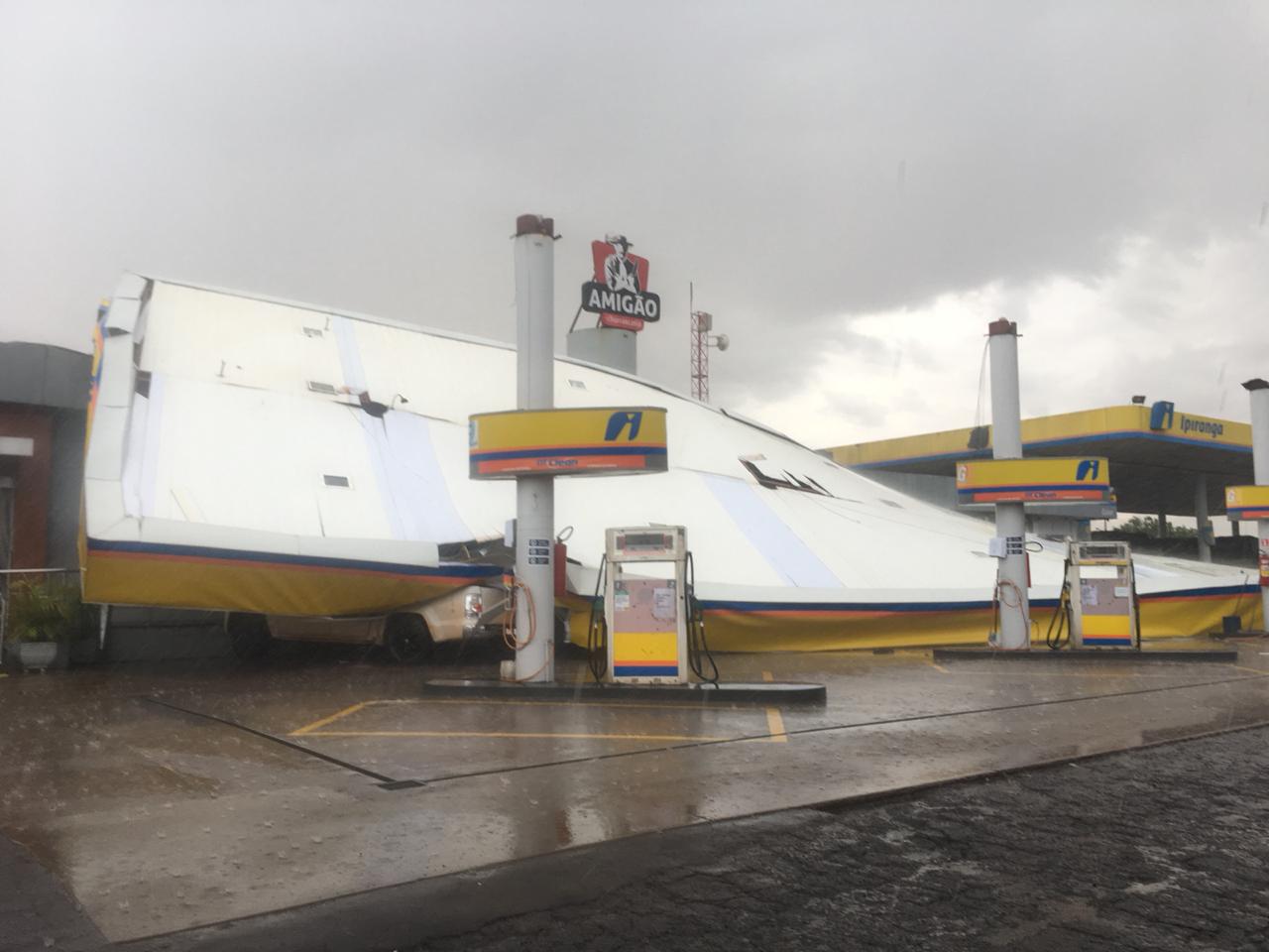 Foto de Cobertura de posto é arrancada pelo vento