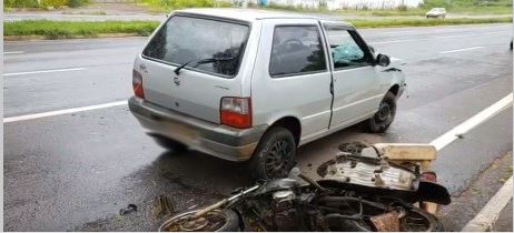 Foto de Veículo avança sinal vermelho e atropela motociclista