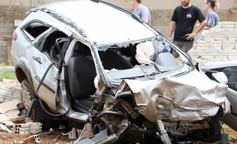 Foto de Passageira morre após carro colidir contra muro