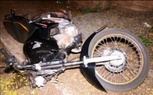 acidente motociclista sarandi Motociclista é arremessado contra poste depois de sofrer acidente em Sarandi