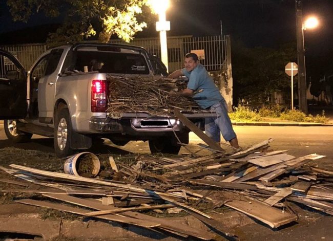 Foto de Homem é flagrado descartando entulho em via pública