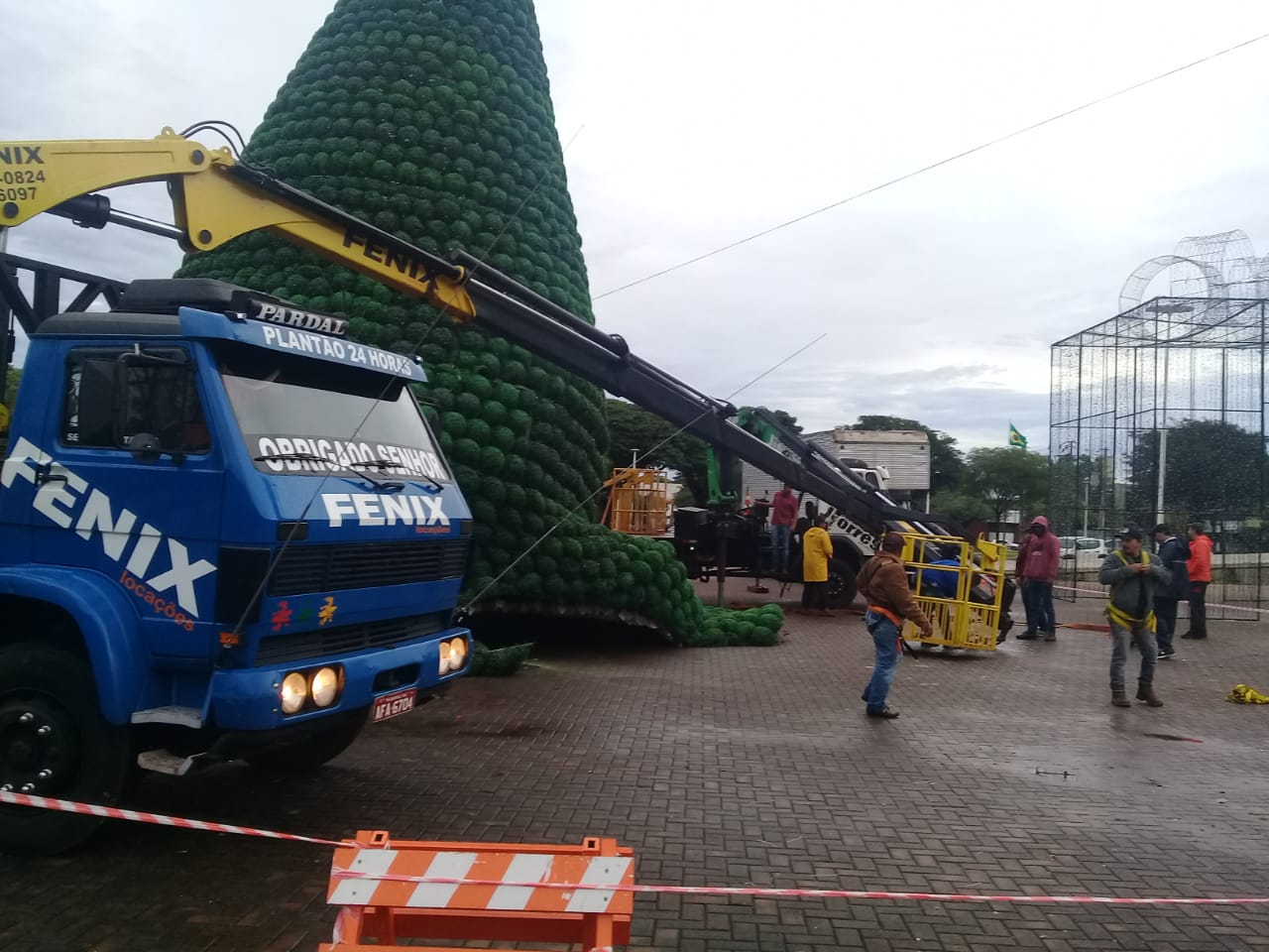 Foto de Árvore de natal não suporta vendaval