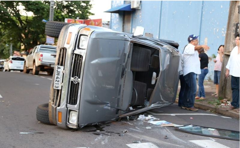 Foto de Acidente em cruzamento deixa veículo tombado