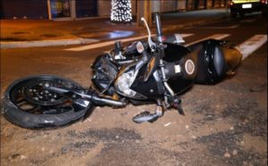 acidente carro moto maringa Mulher vai parar no teto de carro após acidente no centro de Maringá