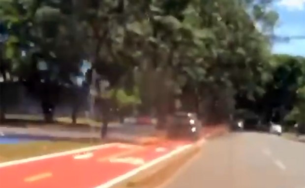 Foto de Veículo é flagrado trafegando em ciclovia da Avenida Gastão Vidigal