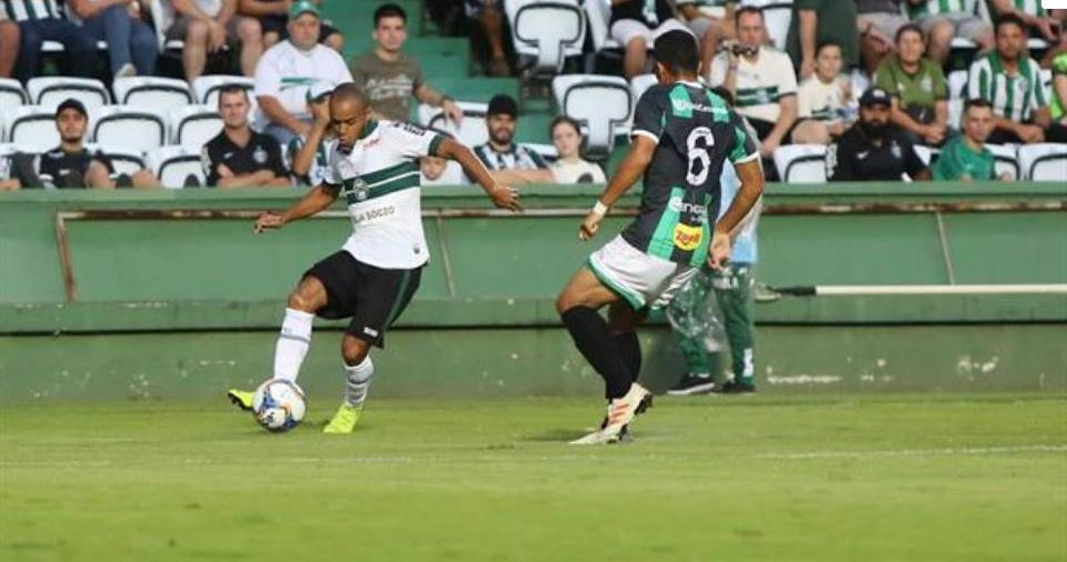 Foto de Coritiba e Maringá empatam em 1 a 1 no Couto Pereira