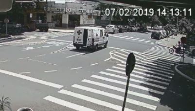 Foto de Ambulância não respeita preferencial e causa acidente com motociclista