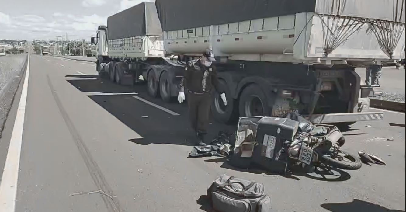 Foto de Motociclista de 28 anos morre após colidir em carreta parada