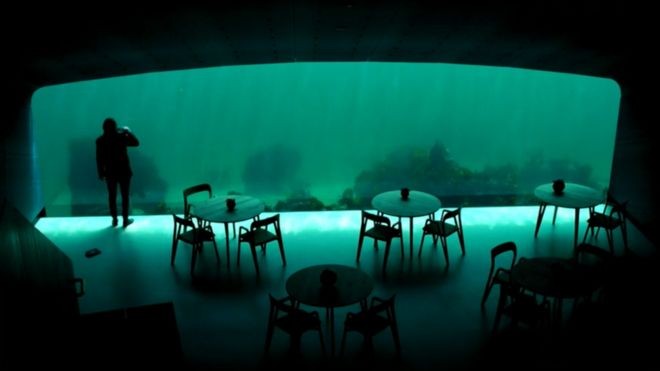 Foto de O impressionante restaurante submerso nas águas geladas da Noruega