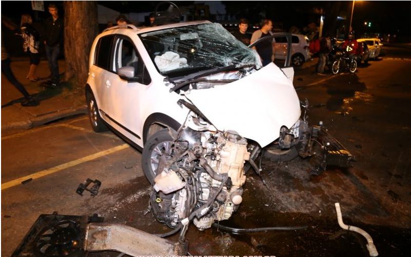 Foto de Motorista em alta velocidade bate de frente contra árvore