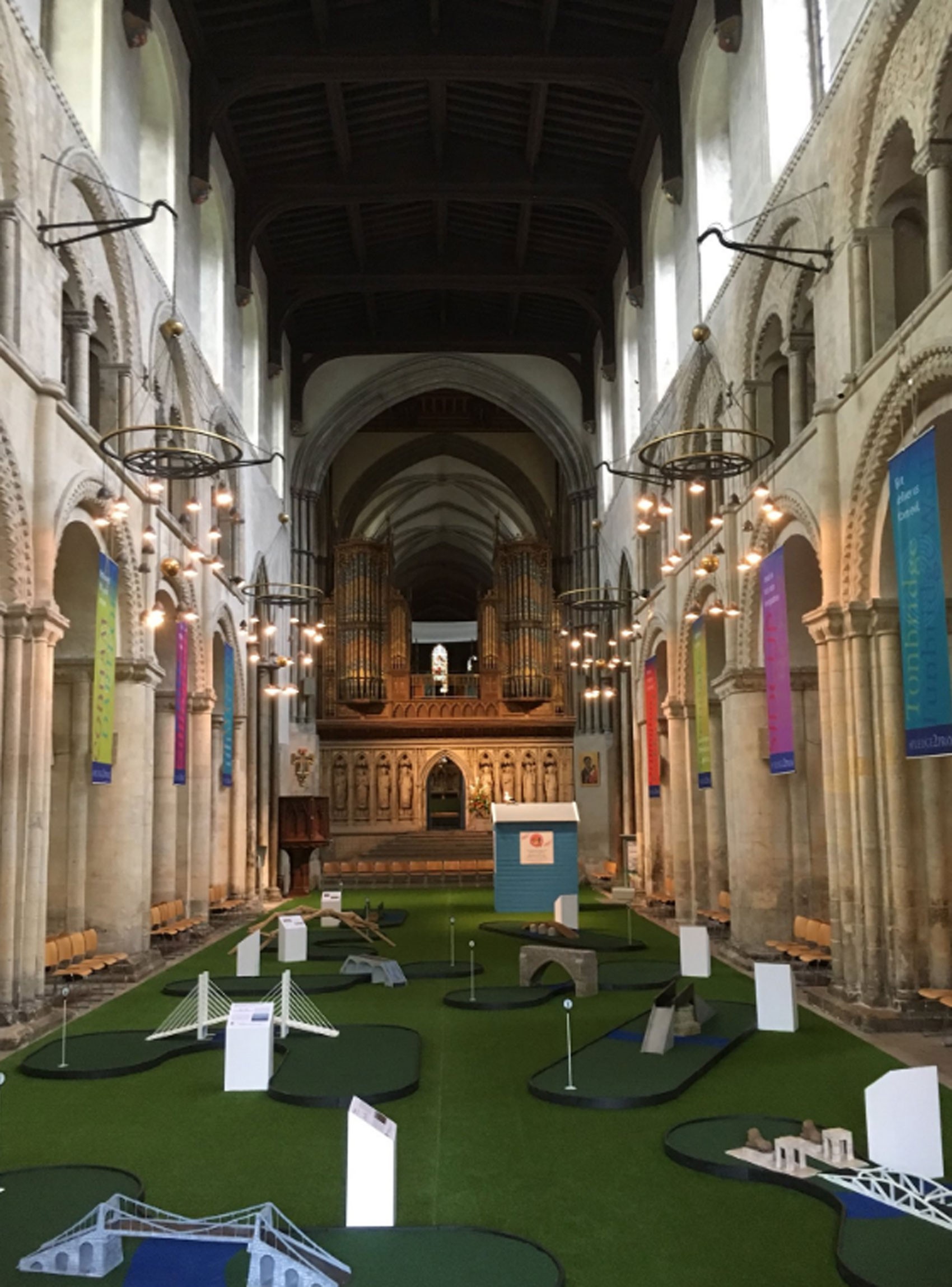 Foto de Catedral britânica instala percurso de minigolfe para atrair fiéis jovens