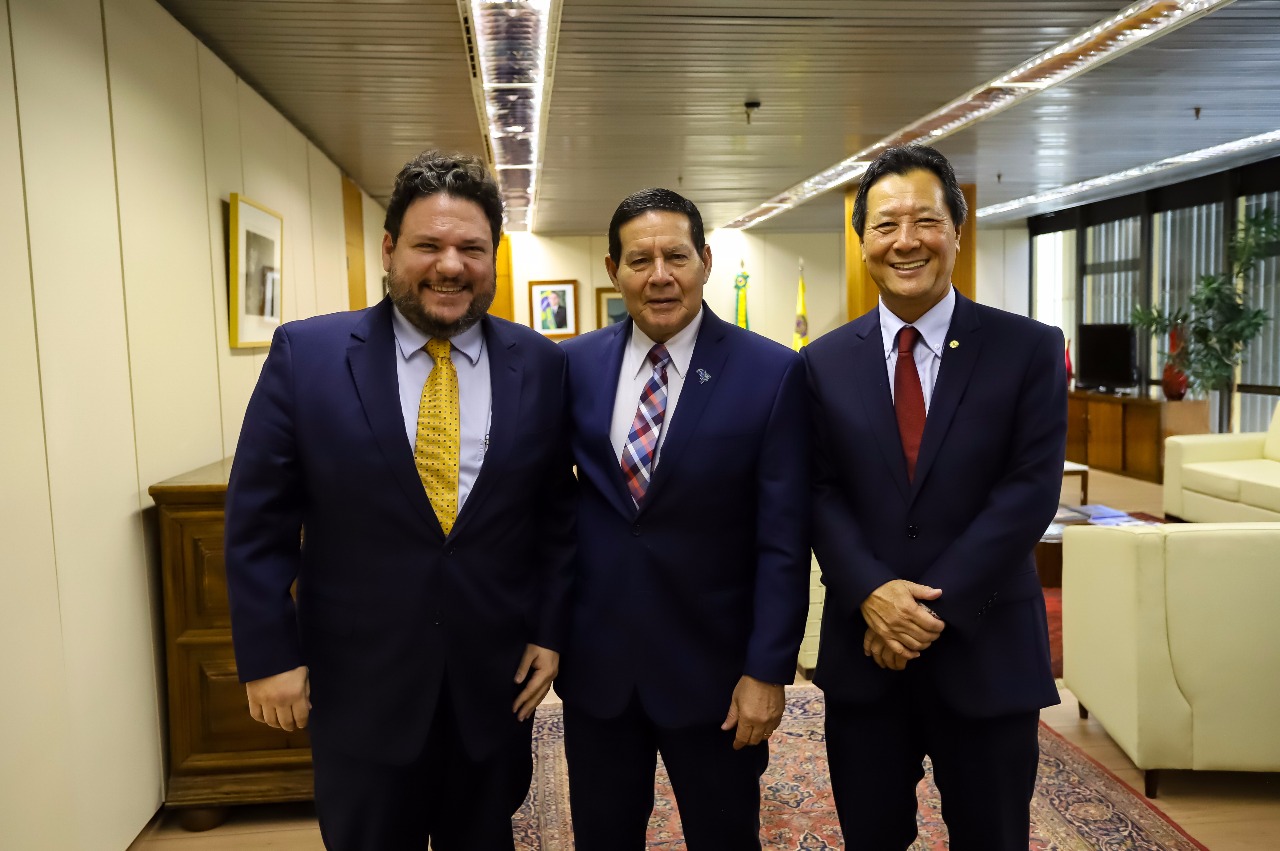 Foto de Conrado Ferri com Hamilton Mourão em Brasília