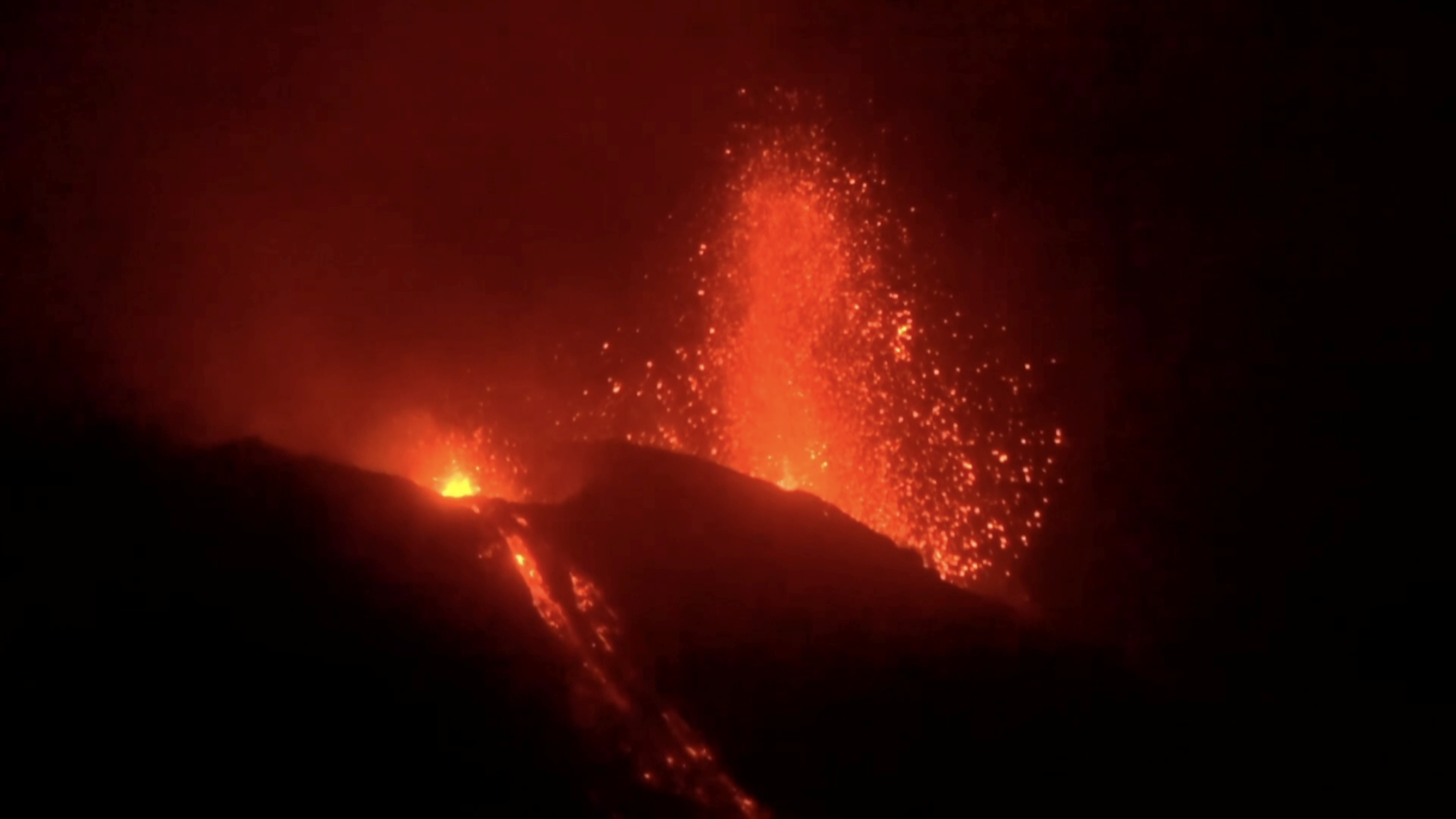 Foto de Vídeo mostra turistas em fuga do vulcão Stromboli, na Itália