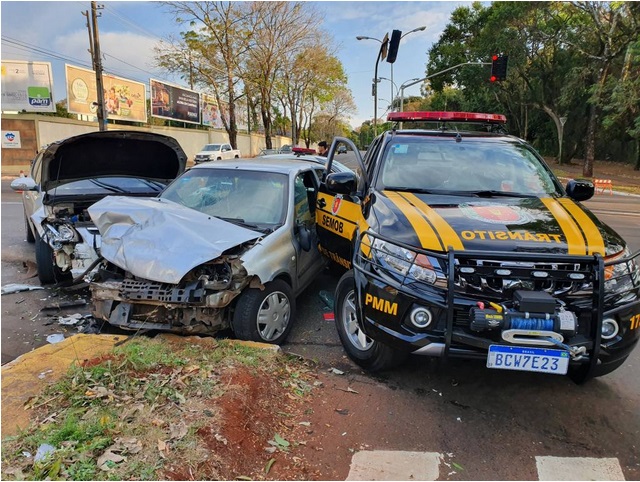 Foto de Dois acidentes no mesmo lugar causam ferimentos em quatro pessoas, dois são agentes de trânsito