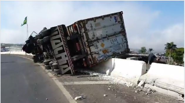 Foto de Carreta fica pendurada no Contorno Norte