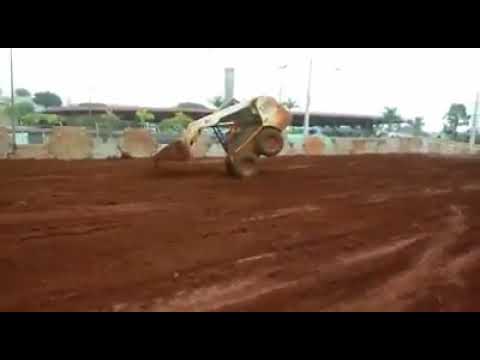 Foto de Em Londrina, trabalhadores são demitidos após fazerem manobras em bobcat