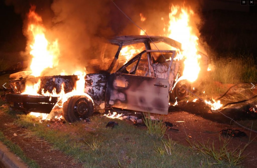 Foto de Motorista ateia fogo em carro após bater em poste