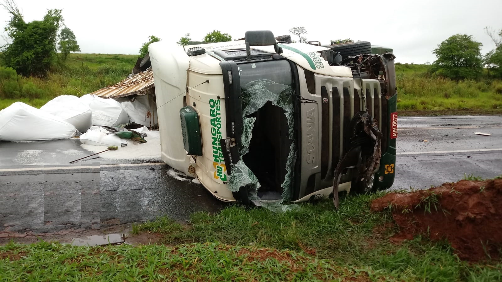 Foto de Motociclista morre ao colidir contra carreta