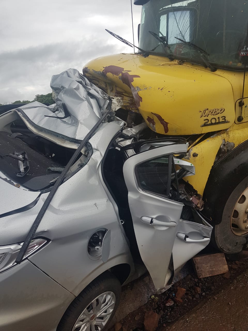 Foto de Mãe e filha morrem em acidente entre carro e caminhão na PR-445