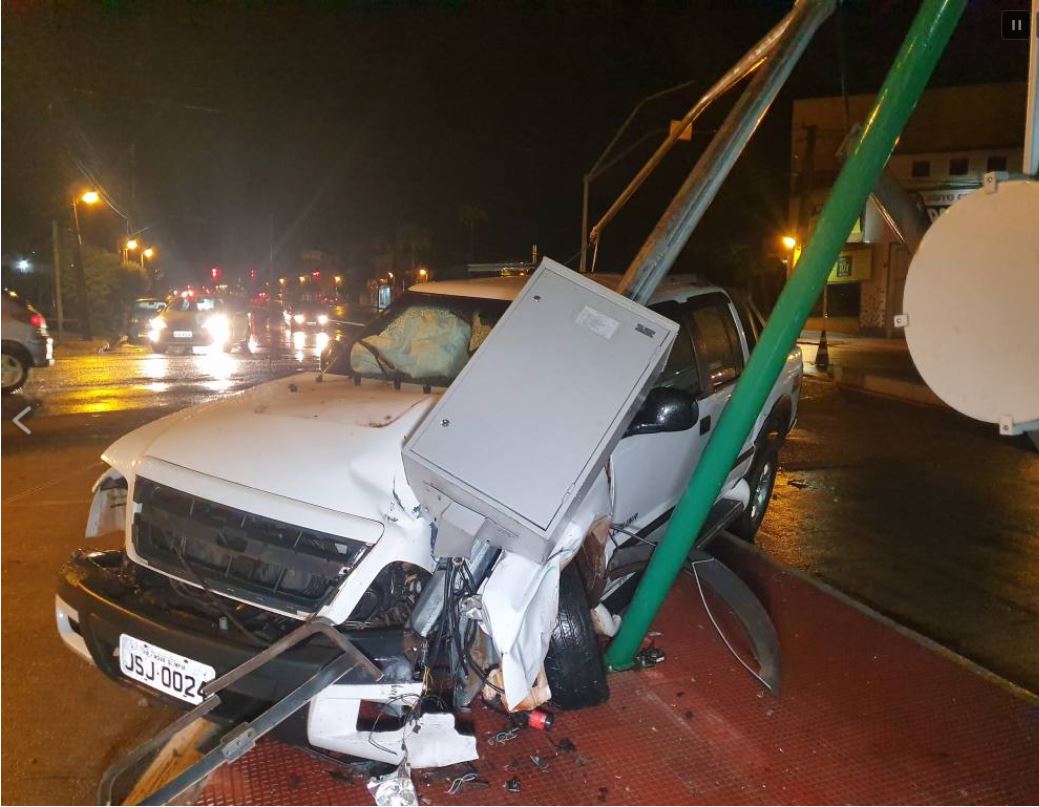 Foto de Motorista destrói semáforo e fica ferida em acidente em Maringá