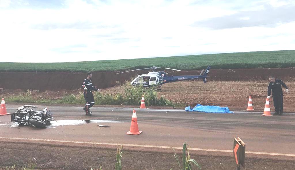 Foto de Motociclista morre após bater de frente com carreta