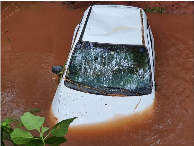 Foto de Carro cai em rio após família sofrer acidente na rodovia de Ivatuba