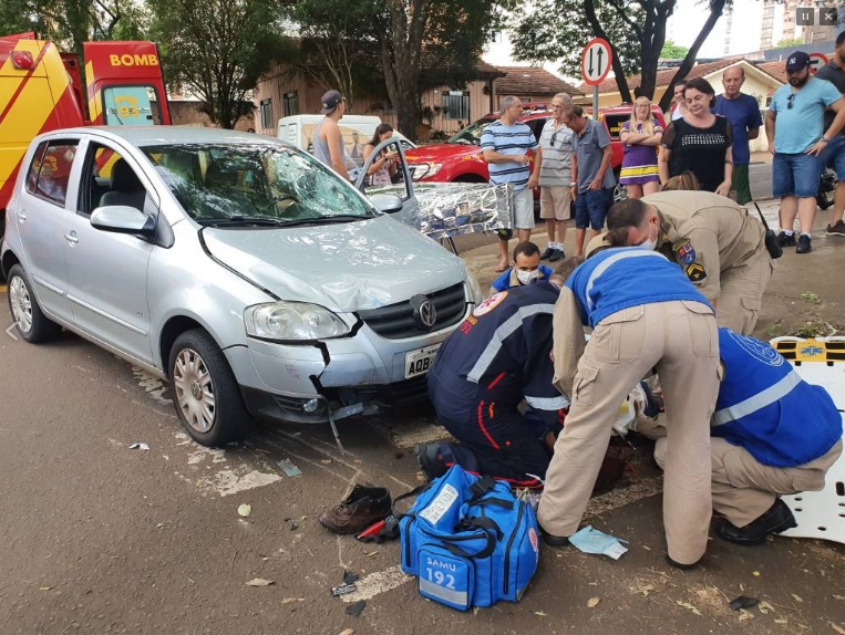 Foto de Motociclista sofre graves ferimentos ao ser atingido por carro que invadiu preferencial