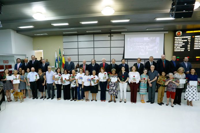 Foto de Vereadores homenageiam mulheres com o Mérito Comunitário