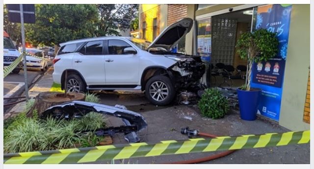 Foto de Veículo atropela casal em moto e invade hospital em Maringá