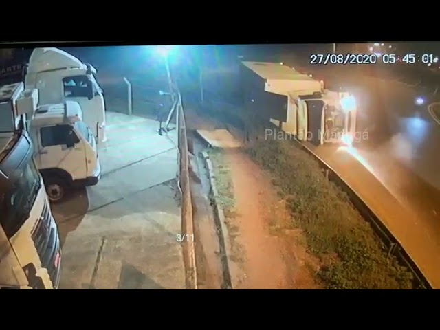 Foto de Câmera de vídeo registra tombamento de carreta