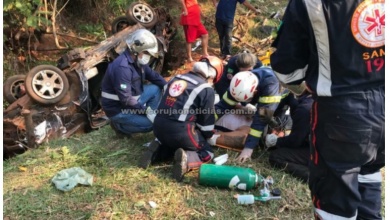 Foto de Carro de Maringá capota e motorista ca gravemente ferido