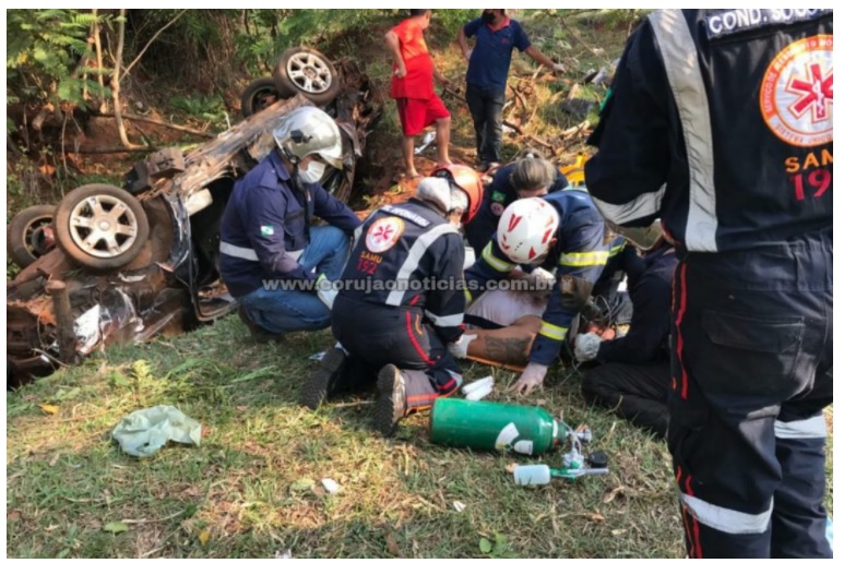 acidente Carro de Maringá capota e motorista ca gravemente ferido