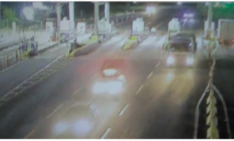 Motorista em fuga, fura pedágio e colide com veículo na rodovia 1 FUGA PEDAGIO Motorista em fuga, fura pedágio e colide com veículo na rodovia