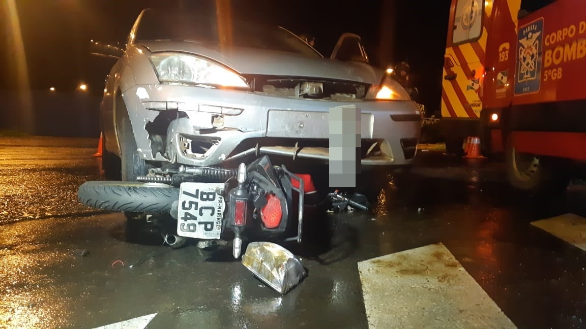 acidente moto carro Motorista com suspeita de embriaguez causa acidente