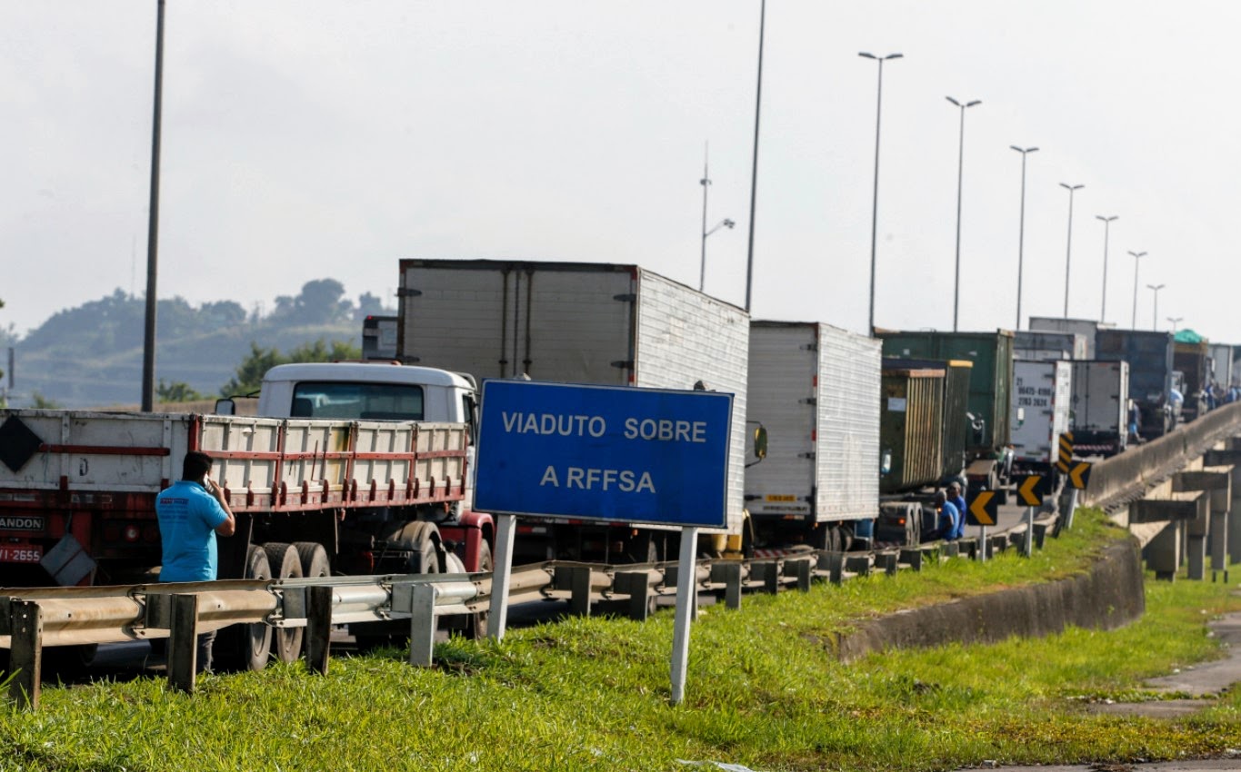 bloqueio caminhoneiros Justiça proíbe que caminhoneiros bloqueem estradas no PR