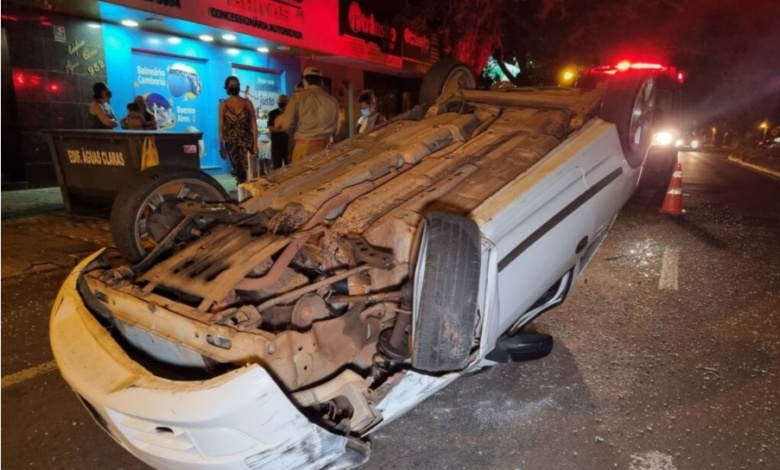 carro capotado acidente maringa Motorista capota veículo, abandona o local e é detido em seguida pela Policia