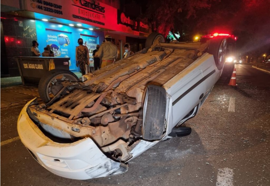 carro capotado acidente maringa Motorista capota veículo, abandona o local e é detido em seguida pela Policia